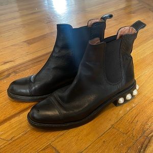 LOUISE ET CIE “VINN” black Chelsea boot | size 8, Pearl details at heel